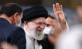 عکس‌های کمتر دیده‌شده از رهبر انقلاب با لباس شخصی و جلیقه
