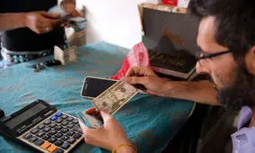 پرواز ارزش لیر سوریه در برابر دلار پس از اعلام لغو تحریم های دمشق توسط ترامپ