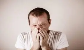 عطسه کردن با چشمان باز خطرناک است؟

