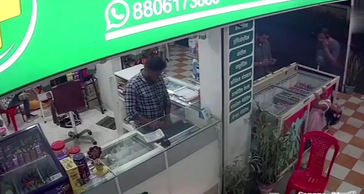 مرگ هولناک دختربچه با یخچال بستنی/ ویدئو