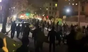 گزارش میدانی از اعتراضات شبانه   ۱۳ دی / تجمعات پراکنده در تهران و مشهد، اغتشاشات خشونت‌بار در غرب کشور / سمت و سوی شعارهای اعتراضی چیست؟