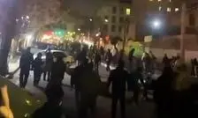 گزارش میدانی از اعتراضات شبانه   ۱۳ دی / تجمعات پراکنده در تهران و مشهد، اغتشاشات خشونت‌بار در غرب کشور / سمت و سوی شعارهای اعتراضی چیست؟