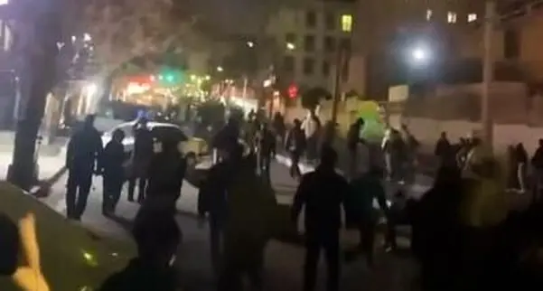 گزارش میدانی از اعتراضات شبانه   ۱۳ دی / تجمعات پراکنده در تهران و مشهد، اغتشاشات خشونت‌بار در غرب کشور / سمت و سوی شعارهای اعتراضی چیست؟