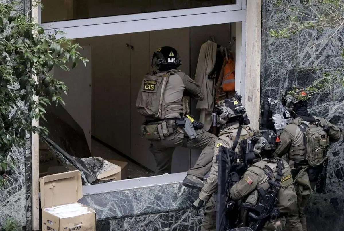 بعدازظهر سگی در ایتالیا | سارقان بانک با ماسک بازیگران از فاضلاب گریختند!