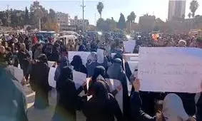 خشم علویان در سوریه؛ مخالفان تروریستهای تحریرالشام، به خیابان آمدند / خبرهای غیررسمی درباره شهادت یک معترض / شعار "یا علی، یاعلی" علیه جولانی / ویدئو