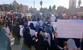 خشم علویان در سوریه؛ مخالفان تروریستهای تحریرالشام، به خیابان آمدند / خبرهای غیررسمی درباره شهادت یک معترض / شعار "یا علی، یاعلی" علیه جولانی / ویدئو