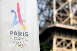 حلقه‌های المپیک در پاریس به آتش کشیده شد/ عکس