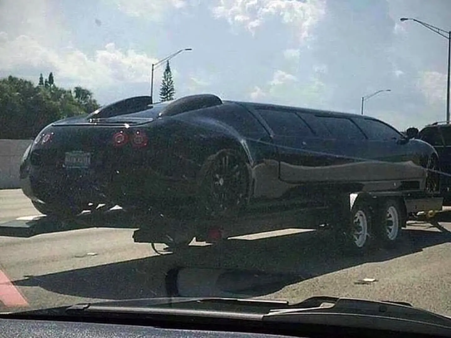 نمای جانبی لیموزین کشیده بوگاتی وی‌لانگ با درهای باز شده به سبک بال‌چایچی و طراحی الهام گرفته از بوگاتی ویرون.