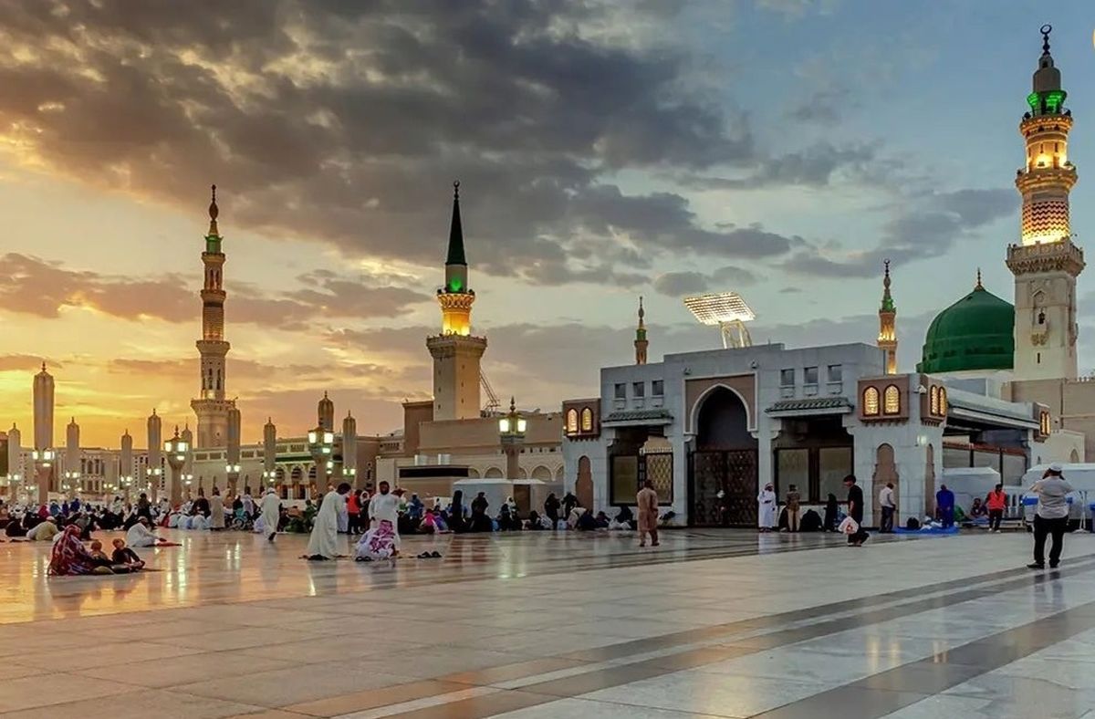 جنجال حضور دو زن با لباس نامناسب در مسجد النبی/ ویدئو