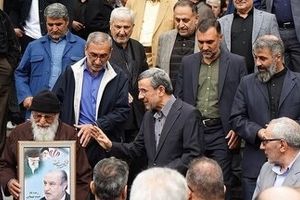 محمود احمدی نژاد زیر تابوت حمید بهبهانی، وزیر فوت شده اش/ عکس

