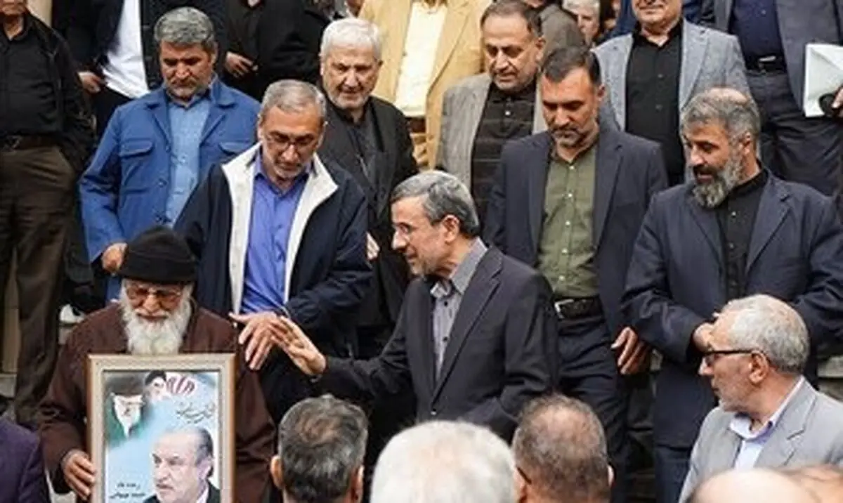 محمود احمدی نژاد زیر تابوت حمید بهبهانی، وزیر فوت شده اش/ عکس

