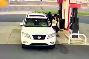 لحظه دزدیدن خودروی شاسی بلند با کتک زدن راننده در پمپ بنزین/ ویدئو