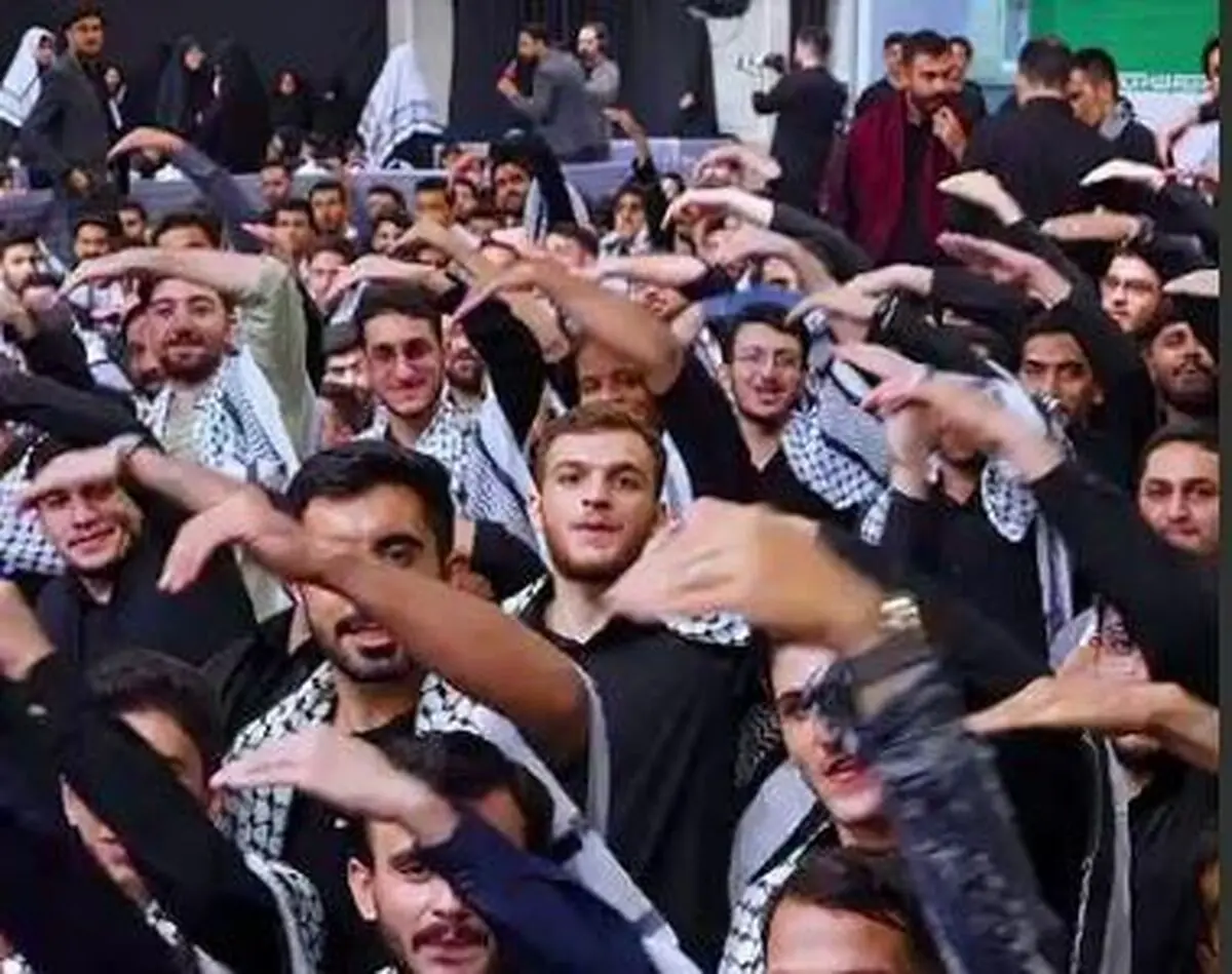 همراهی دانشجویان حاضر در مراسم امروز بیت رهبری با پویش این روزهای زوار اربعین/ ویدئو