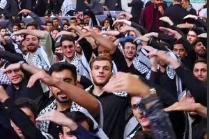 همراهی دانشجویان حاضر در مراسم امروز بیت رهبری با پویش این روزهای زوار اربعین/ ویدئو