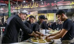 پذیرایی از«زائران اربعین» با پیتزا/ عکس
