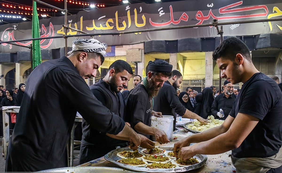 پذیرایی از«زائران اربعین» با پیتزا/ عکس
