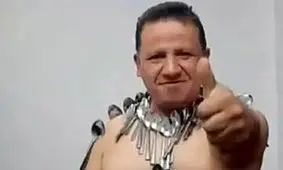 ثبت رکوردی دیگر از یک ایرانی در گینس؛ چسباندن ۸۸ قاشق روی بدن فقط با انرژی درونی!/ عکس