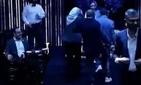 لحظات کتک زدن مهمان برنامه توسط سیامک انصاری/ ویدئو