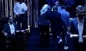 لحظات کتک زدن مهمان برنامه توسط سیامک انصاری/ ویدئو