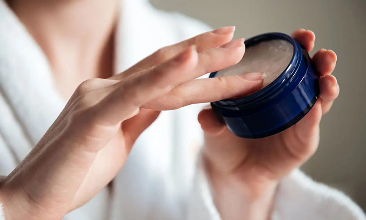 10 دلیل برای زدن وازلین قبل از خواب به صورت