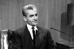 سفر در زمان؛ «محمدرضا پهلوی و همسر سومش فرح» در فرانسه؛ سال 1342/ عکس