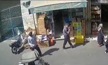لحظه‌ی سرقت برق‌آسا موبایل در بازار تهران/ ویدئو