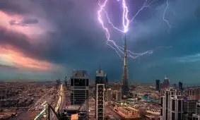 برخورد صاعقه به آسمان خراش برج خلیفه در دبی/ ویدئو 