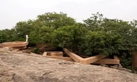 خانه مدرنی که مثل مار زیر صخره پنهان شده!