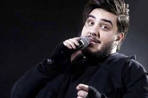 اجرای مشترک آرون افشار، پدر و برادرش در یک کنسرت/ ویدئو