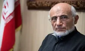 رفتار عجیب یک جوان با میرسلیم حین نماز/ ویدئو