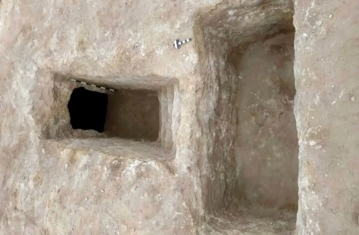 کشف مقبره‌ زیر یک اردوگاه نظامی
