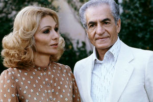 سفر در زمان؛ «محمدرضا پهلوی و همسر سوم اش» در حرم امام رضا؛ سال 57 