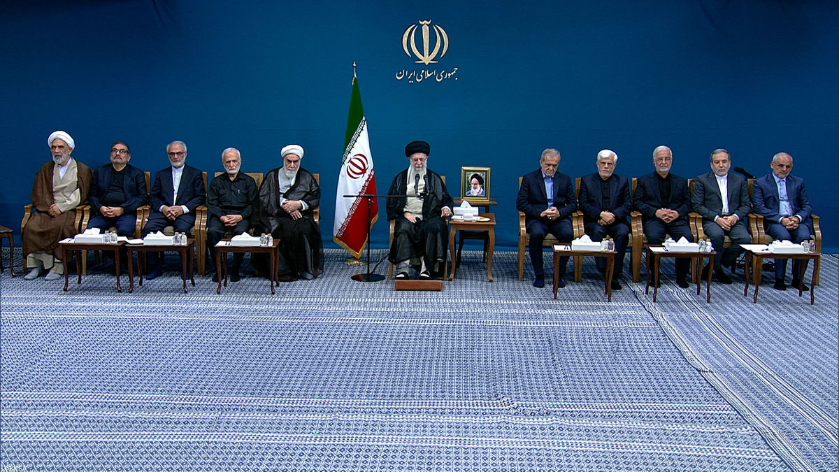 رهبر انقلاب: رئیسجمهور برای انتخاب وزیران با من مشورت کردند/ برخی را تایید و برخی را هم تاکید کردم، تعداد زیادی را هم نمیشناختم و نظری نداشتم/ حتماً به سفرهای استانی بروید/ واکنش حضرت آیتالله خامنهای به بازداشت مالک تلگرام در فرانسه/ ویدئو