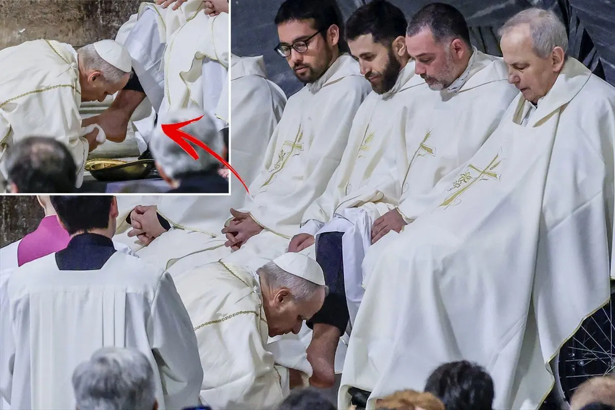 پاپ لئو چهاردهم  پای ۱۲ کشیش را شست و بوسید! 