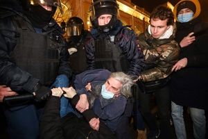 بازداشت خشن مخالفان جنگ در سن پترزبورگ روسیه/ ویدئو
