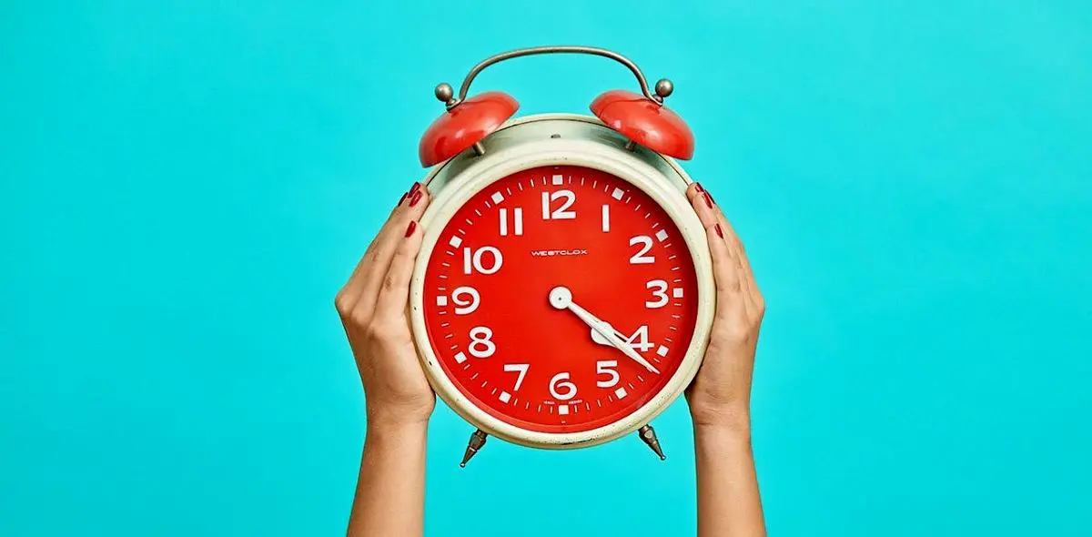 چرا پیش از زنگ زدن ساعت بیدار می‌شویم؟