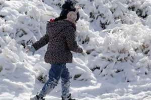 بارش برف برخی مدارس استان اصفهان را غیرحضوری کرد

