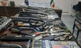 کشف ۱۰۰ قبضه سلاح سرد و مشروبات الکلی از یک واحد صنفی