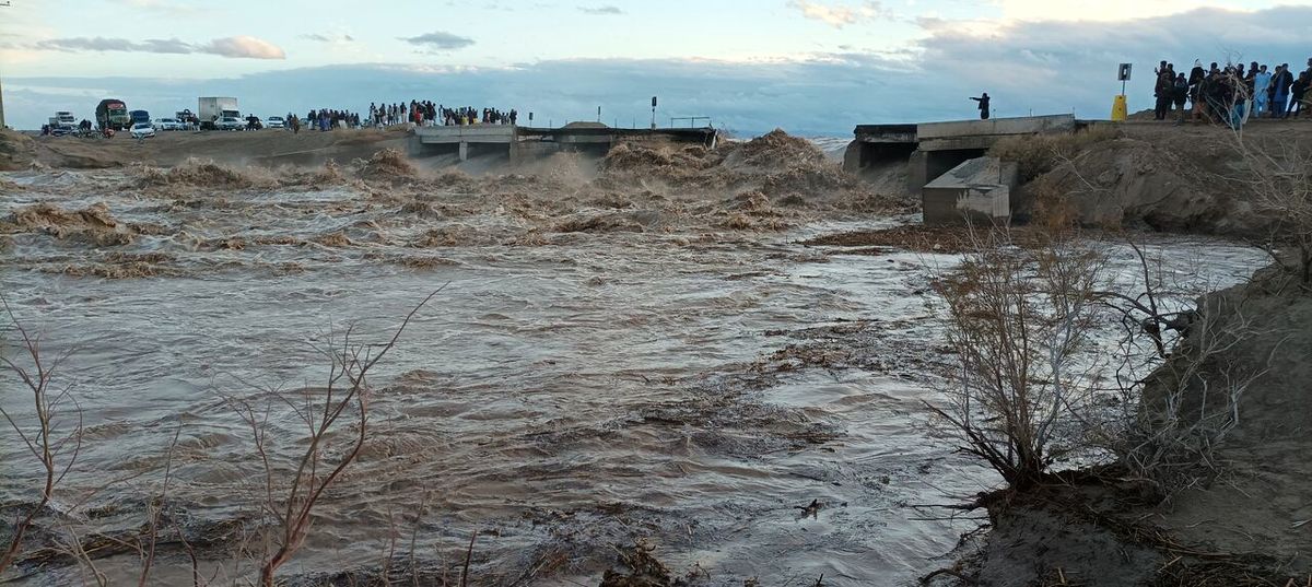 سیل در شرق کرمان و تلاش برای دسترسی به برخی روستاهای در محاصره آب/ ویدئو