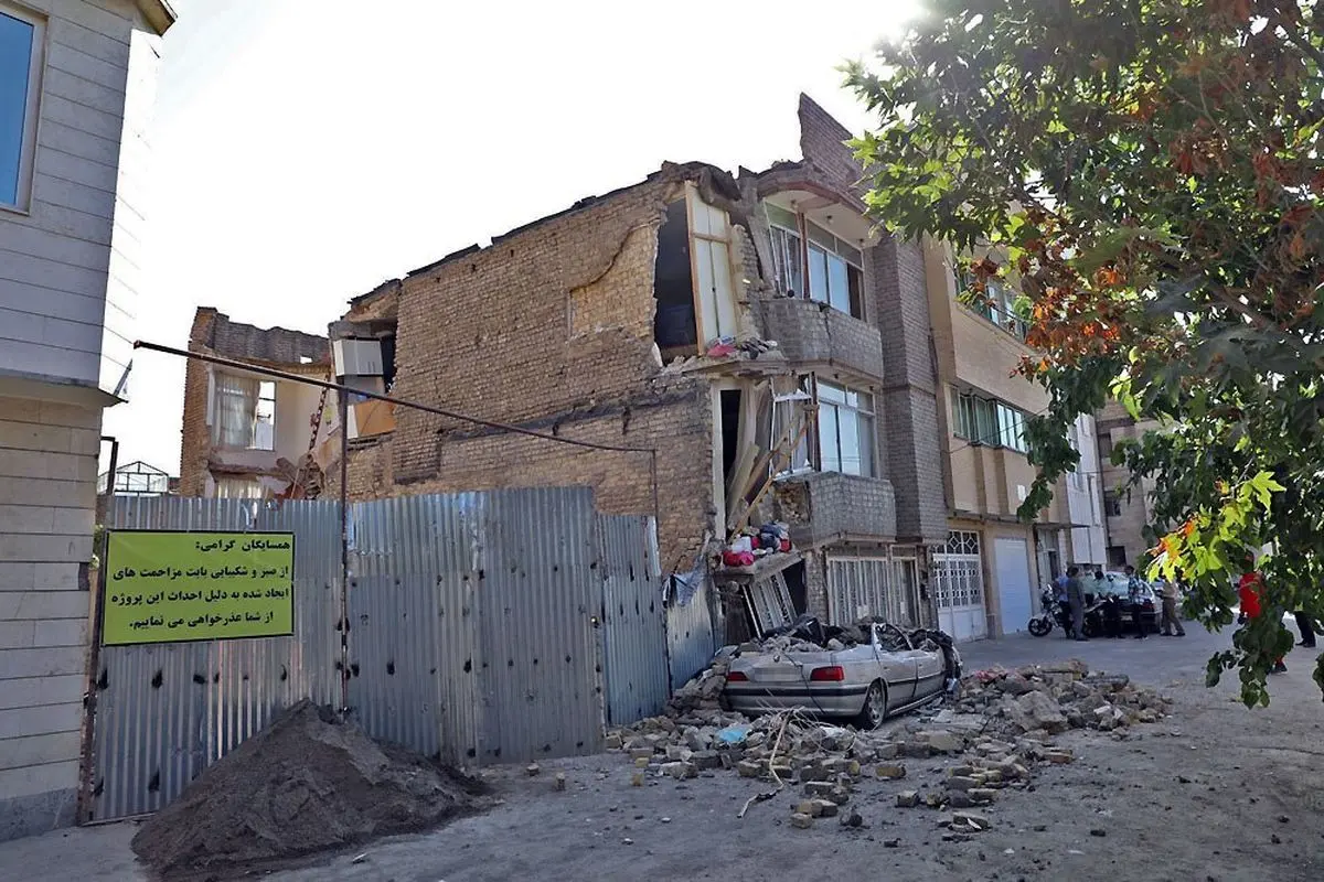 ریزش آوار منزل سه‌طبقه در بلوار وکیل‌آباد مشهد