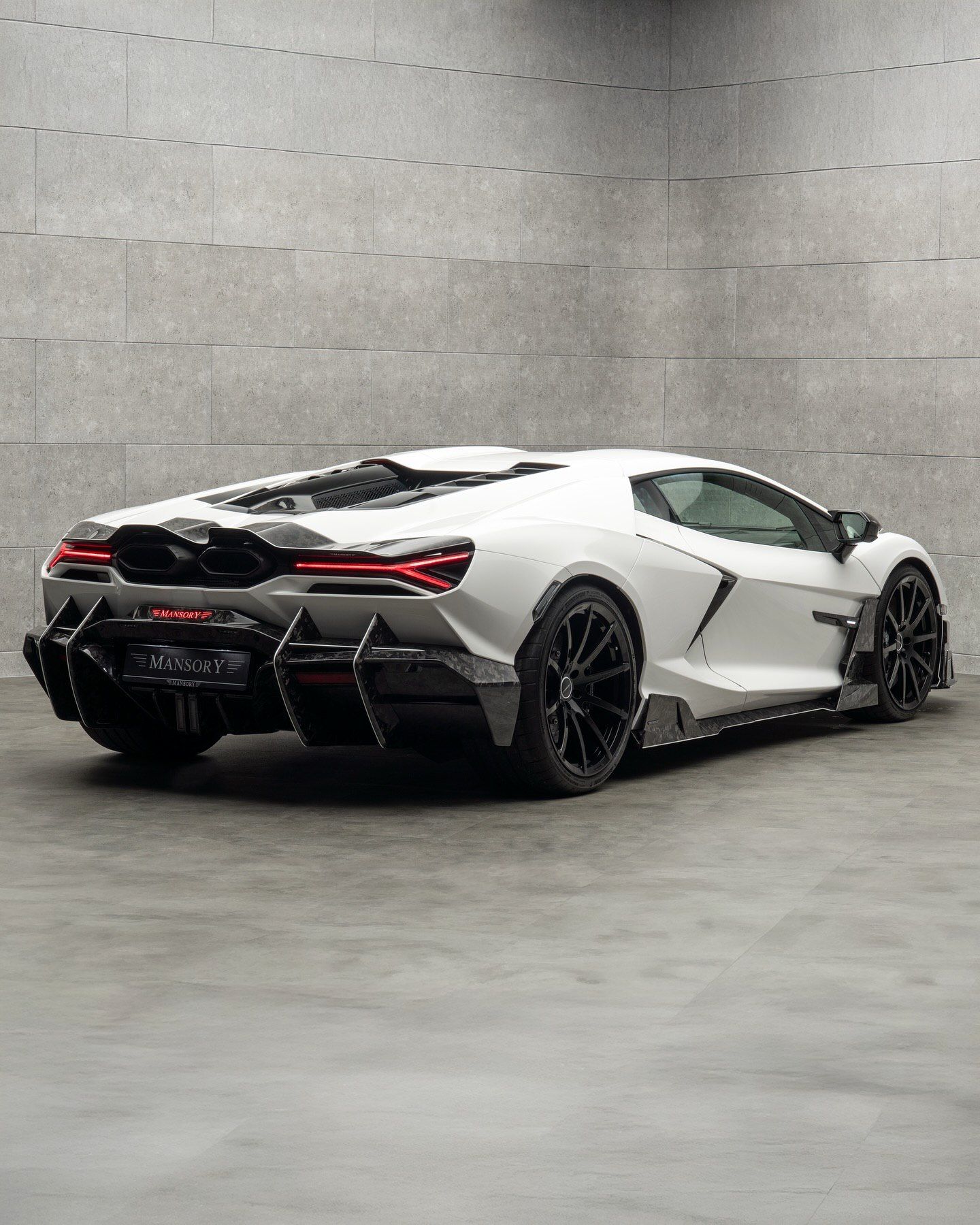 لامبورگینی روئلتو با پکیج سفارشی‌سازی «Initiate» منصوری، که با ارتقای قدرت به ۱۰۷۰ اسب بخار، شتاب صفر تا صد ۲.۴ ثانیه‌ای و بدنه فیبر کربنی، مرزهای عملکرد این ابرخودرو را جابه‌جا کرده است