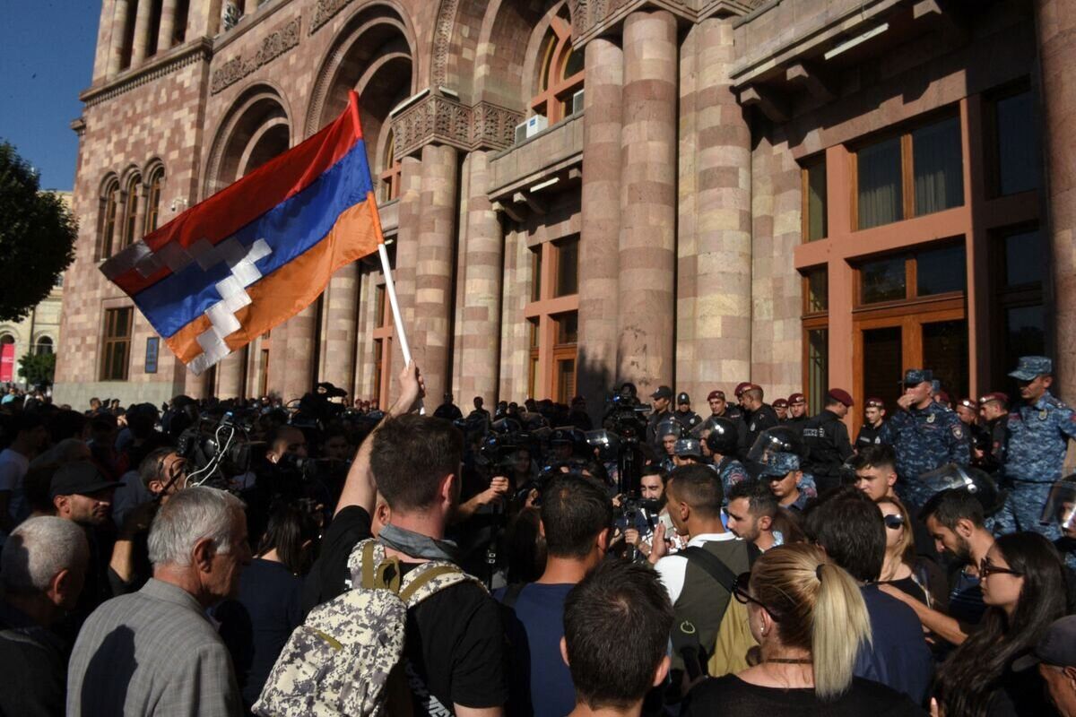 لحظه بازداشت پسر رئیس‌جمهور سابق ارمنستان در تظاهرات/ ویدئو