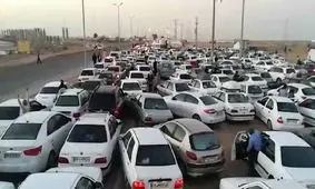  صف ۸ کیلومتری خودروهای عازم قشم در بندر پل‌/ ویدئو

