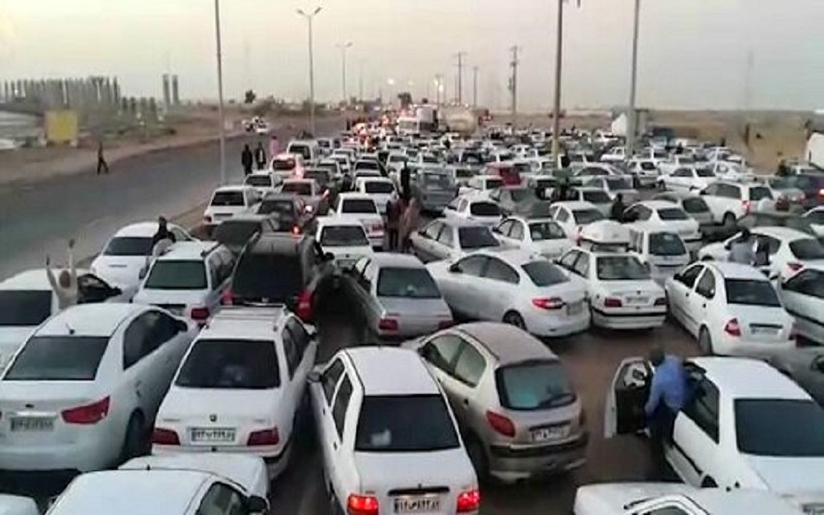 صف ۸ کیلومتری خودروهای عازم قشم در بندر پل/ ویدئو