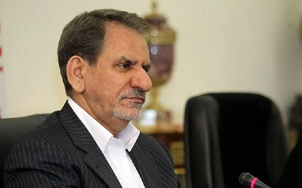  شباهت جالب اسحاق جهانگیری با پدر مرحومش/ تابوشکنی در مراسم ختم مادرش/ عکس

