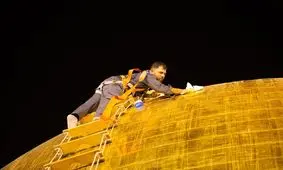 غبار روبی گنبد امام حسین (علیه السلام) در آستانه محرم الحرام