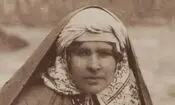  سفر در زمان؛ یک عکس قاجاری از زن ایرانی در حال شیر دادن به نوزادش 