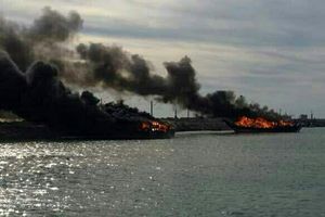 حریق لنج باربری در اسکله بندر چارک/مدیریت بحران وارد عمل شد حریق لنج باربری در اسکله بندر چارک/مدیریت بحران وارد عمل شد