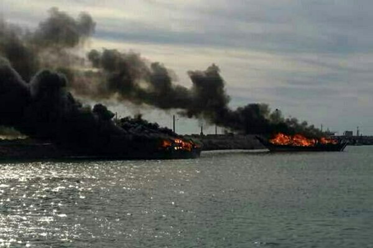حریق لنج باربری در اسکله بندر چارک/مدیریت بحران وارد عمل شد