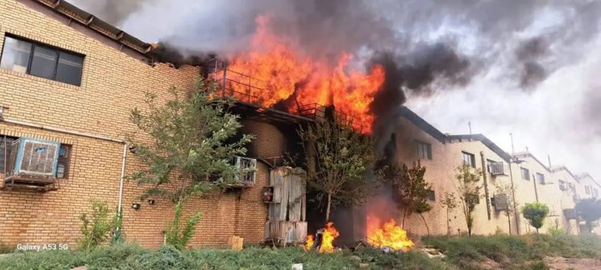 حریق کارگاه تولید و تزریق مواد اولیه پلاستیک در جاده خاوران